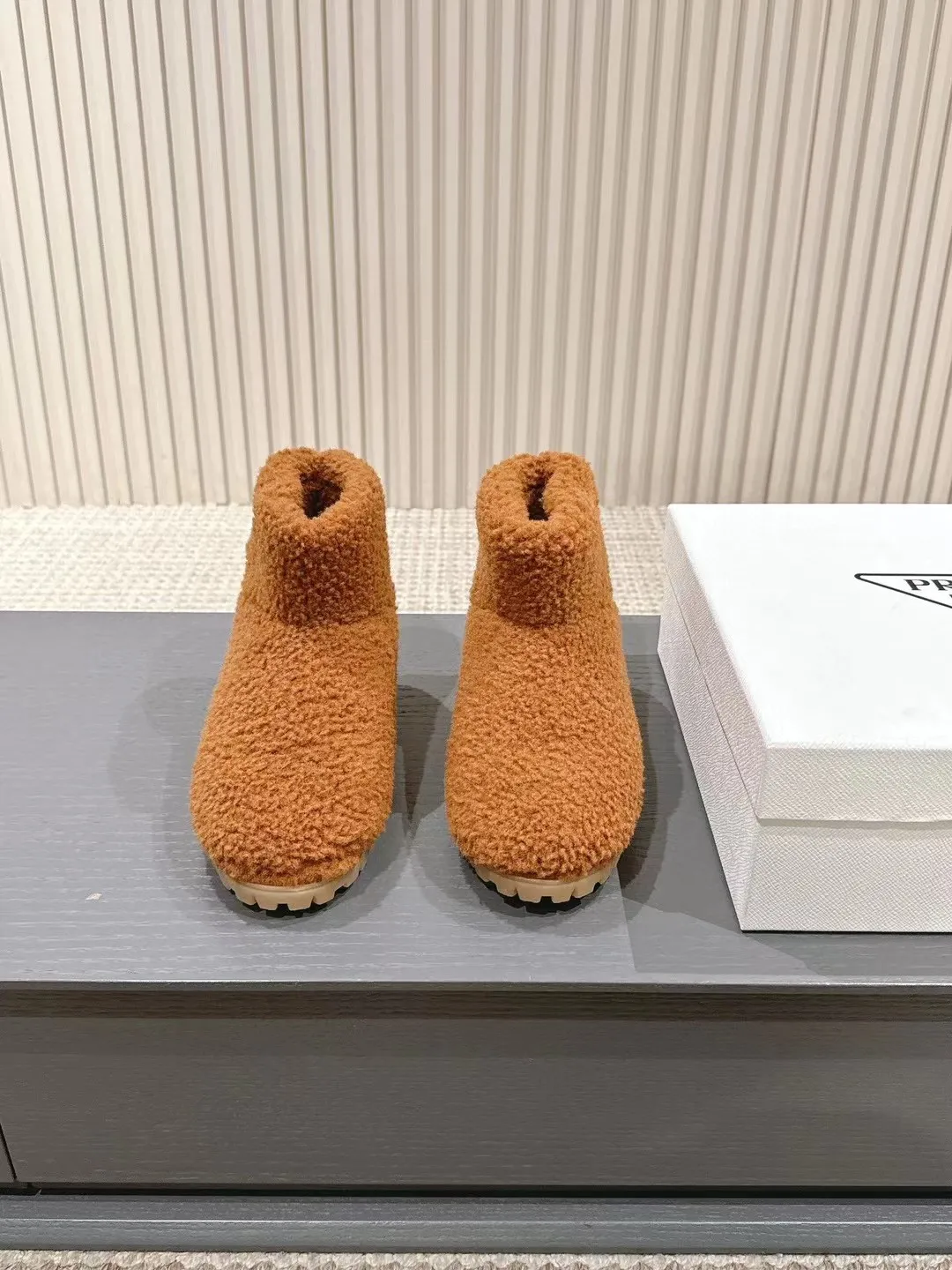 👟👟Ex-factory price 560👟👟 Prada*Prada 2024ss new autumn and winter straight snow boots wool short boots. The fashionable and elegant design presents a classic silhouette. No matter what the situation is, the home court belongs only to you!  Fabric: Customized wool Lining: Customized wool Hardware: Original hardware 1:1 molding Outsole: Original molded raw rubber outsole Code number: 35-40 (customized 40 pieces are not returnable)